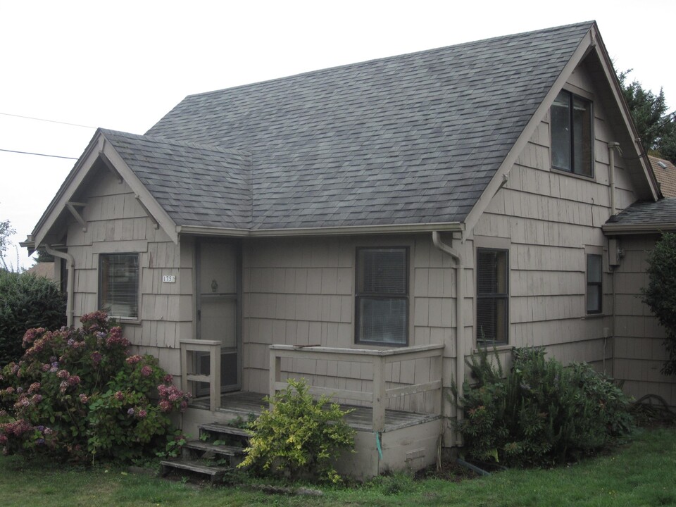 1751 NW 30th St in Lincoln City, OR - Building Photo