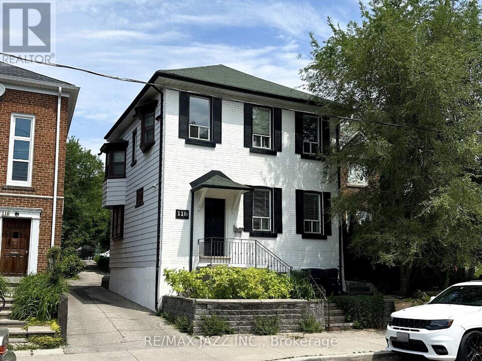 118 Eastwood Rd in Toronto, ON - Building Photo