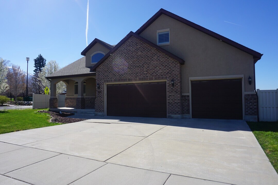 222 Belle Glenn Cir in Sandy, UT - Building Photo