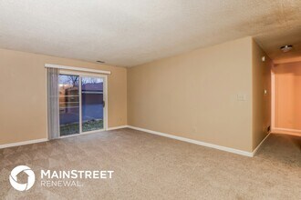 2110 Historic Oaks Blvd in Indianapolis, IN - Foto de edificio - Building Photo