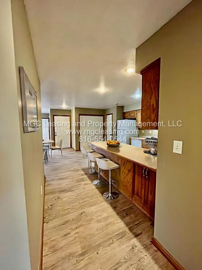 706 Meadow Ct in Peculiar, MO - Foto de edificio - Building Photo