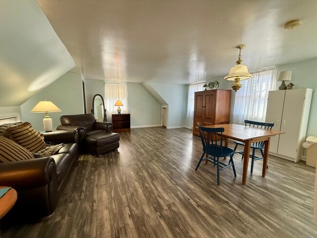 176 Pocono Rd in Brookfield, CT - Building Photo - Building Photo