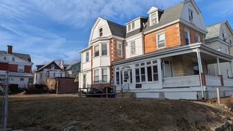 123 E Washington Ln, Unit #3 in Philadelphia, PA - Building Photo
