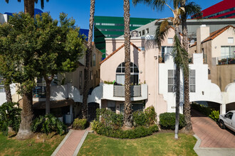 Lido Apartments - 639 Huntley Dr in West Hollywood, CA - Foto de edificio - Building Photo