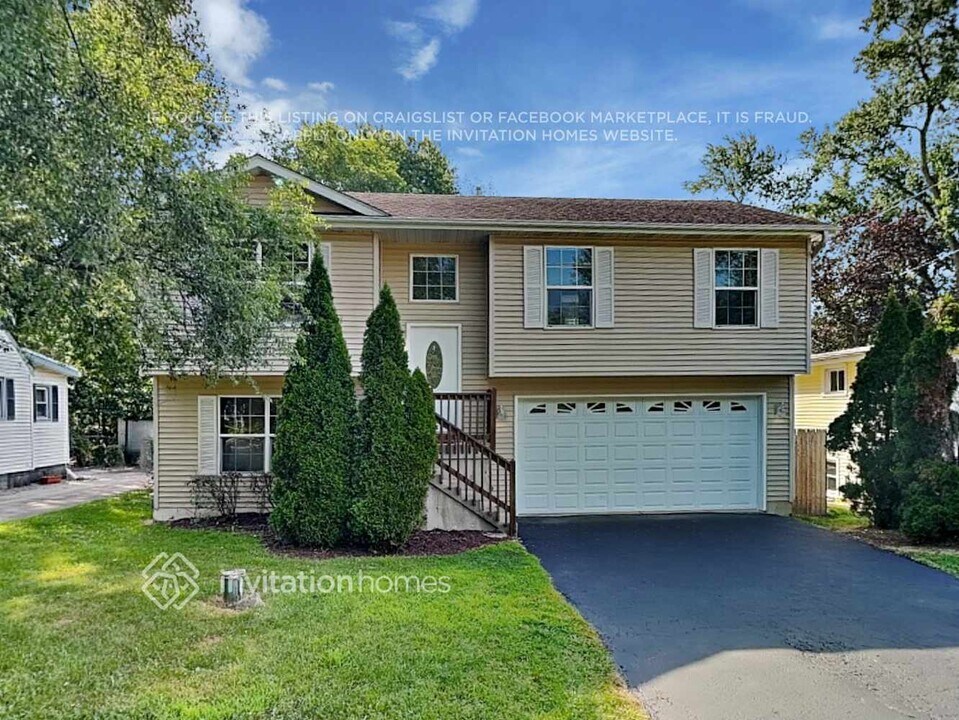 29835 Bayshore Dr in Lake Bluff, IL - Building Photo