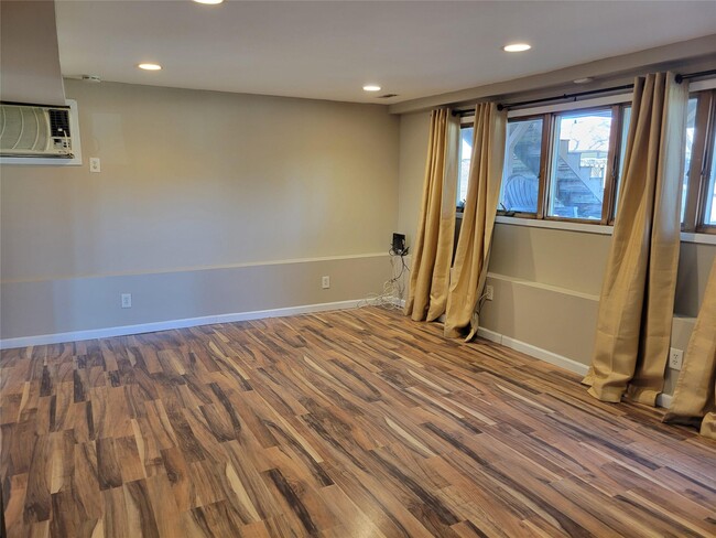 7 St Clair St in Deer Park, NY - Building Photo - Building Photo