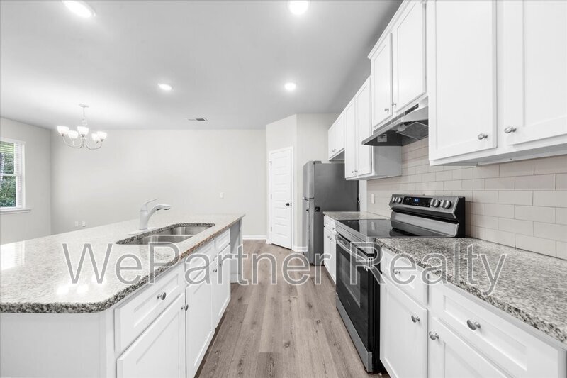 211 Harrison St in Calhoun, GA - Building Photo