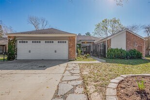 1914 Fernspray Ln, Unit 06-105 in Houston, TX - Building Photo
