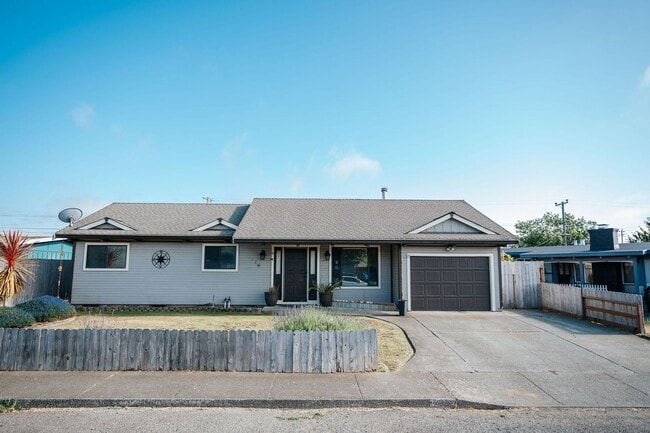 1238 Fernwood Dr in Mckinleyville, CA - Building Photo - Building Photo