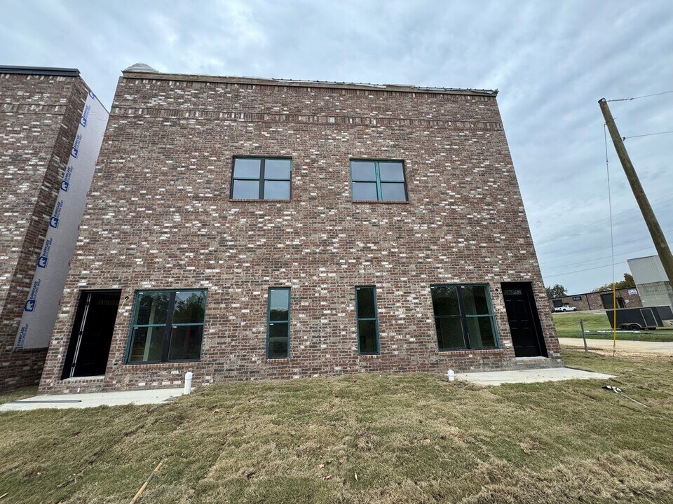 321 Houghton St in Jonesboro, AR - Building Photo