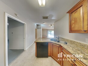 1464 Tiverton Dr in Brandon, FL - Building Photo - Building Photo