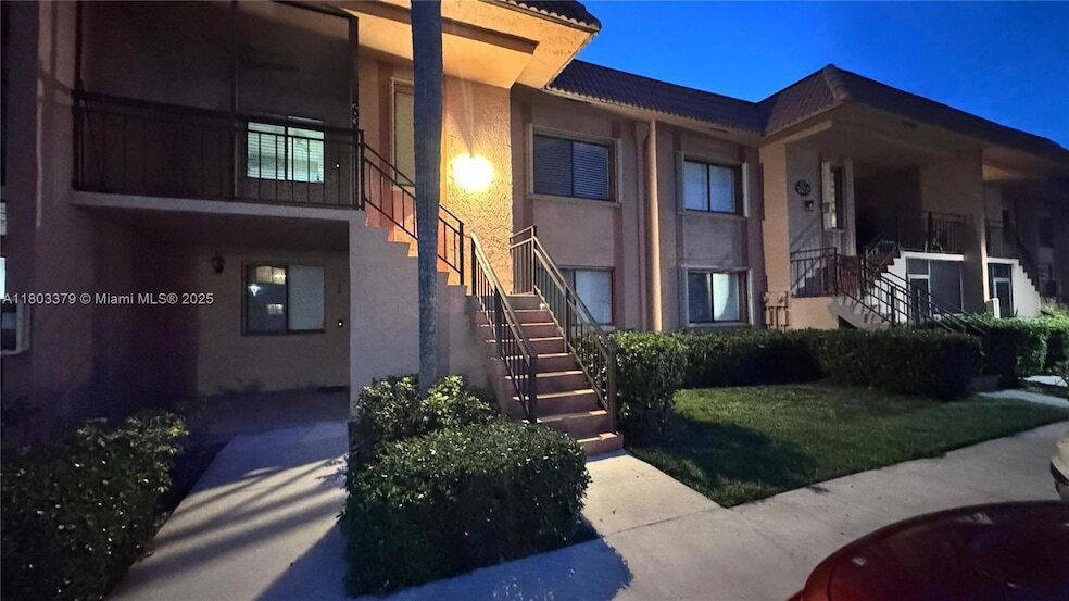 227 Lakeview Dr, Unit 103 in Weston, FL - Building Photo