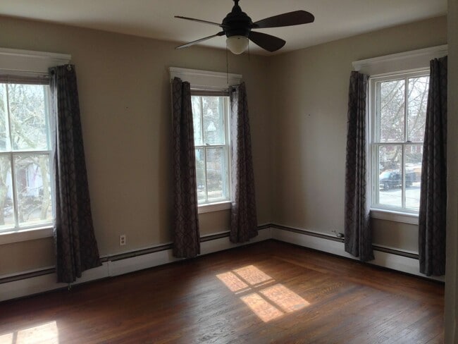 69 Franklin St, Unit 3 Bedroom Downtown in Bristol, RI - Building Photo - Building Photo