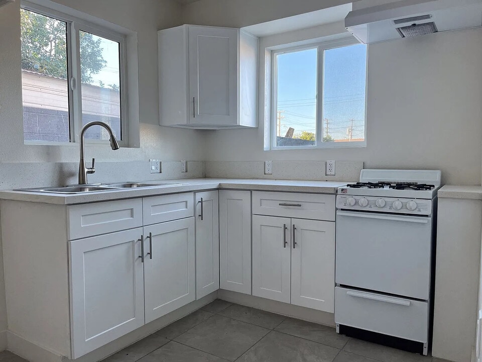 5017 Clara St in Cudahy, CA - Foto de edificio