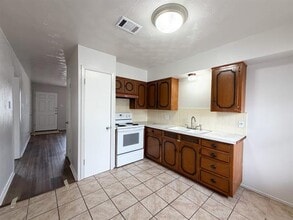 902 Biloxi Dr in Ennis, TX - Foto de edificio - Building Photo