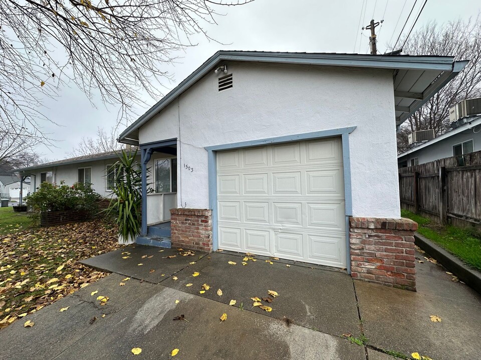 305 15th St in West Sacramento, CA - Building Photo