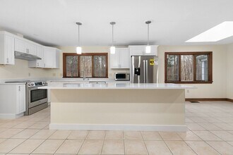 1 Sutton Pl in Weston, MA - Building Photo - Building Photo