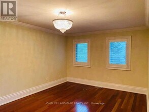 168 Timpson Dr in Aurora, ON - Building Photo - Building Photo