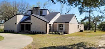 1375 Shadowdale St in Bridge City, TX - Building Photo