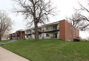 Oak Manor in Minneapolis, MN - Building Photo