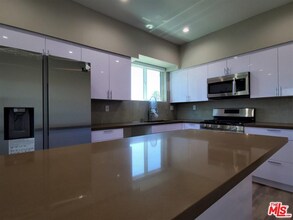 2337 1/2 S Crenshaw Blvd in Los Angeles, CA - Building Photo - Building Photo