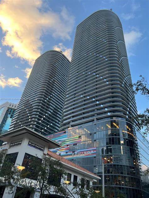 55 SW 9th St, Unit 1202 in Miami, FL - Foto de edificio - Building Photo