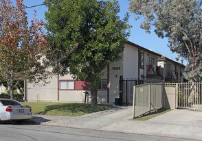 1035 W 39th St in Los Angeles, CA - Building Photo