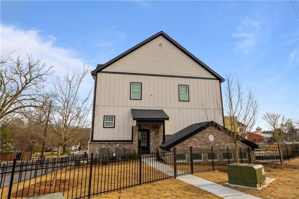2010 Main St NW in Atlanta, GA - Building Photo