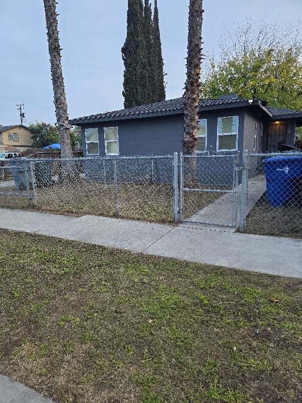 1608 E Yale Ave in Fresno, CA - Foto de edificio - Building Photo