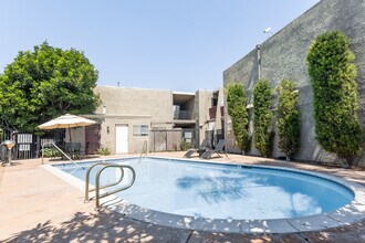 250 E Acacia St. in Brea, CA - Foto de edificio - Building Photo