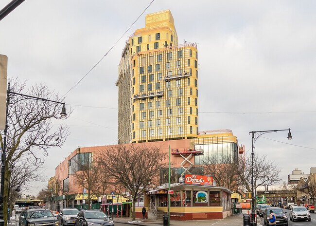 The Ridgewood Apartments in Ridgewood, NY - Foto de edificio - Building Photo