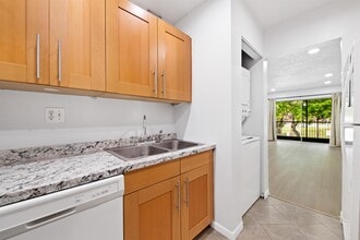 4276 NW 89th Ave, Unit 205 in Coral Springs, FL - Foto de edificio - Building Photo