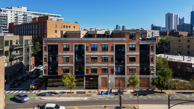 651 N Milwaukee Ave, Unit 304 in Chicago, IL - Foto de edificio - Building Photo