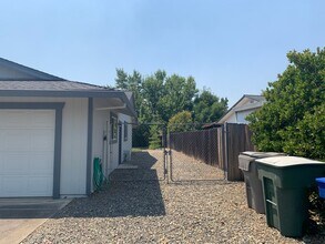 205 Woodhill Dr in Redding, CA - Building Photo - Building Photo