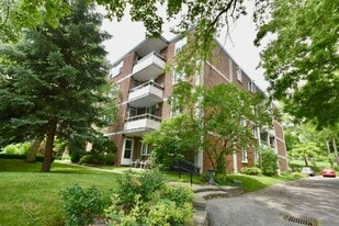 2 Grove St in Barrie, ON - Building Photo