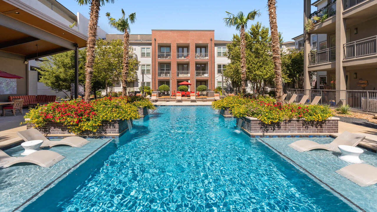 Union at Carrollton Square in Carrollton, TX - Foto de edificio