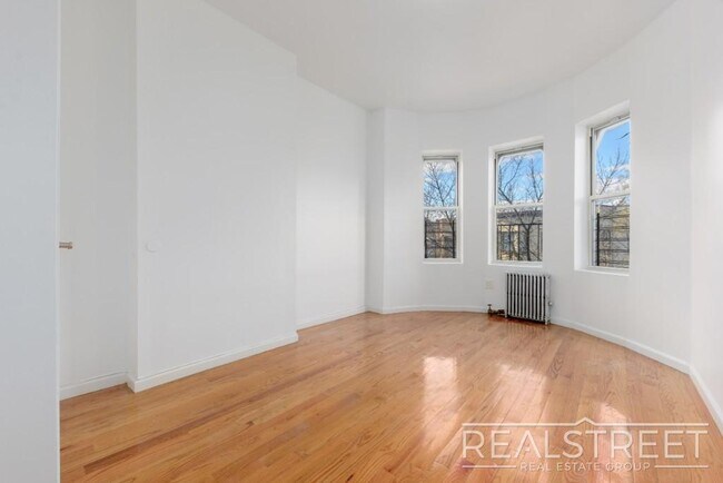 Lovely 3 BED Floor Thru w/ PRIVATE BACKYAR in Brooklyn, NY - Foto de edificio - Building Photo