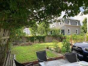 32 Oak St, Unit 1 in Somerville, MA - Foto de edificio - Building Photo