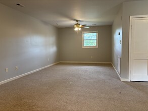 702 W Main St, Unit Apartment 3 in Jonesborough, TN - Building Photo - Building Photo