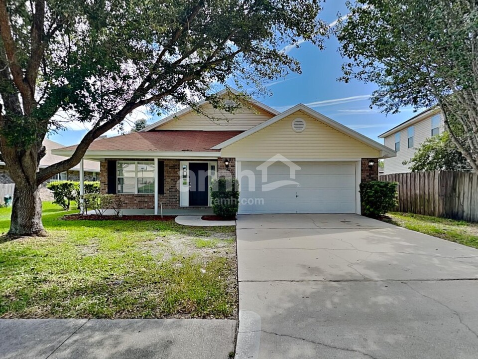 2671 Fernleaf Dr in Green Cove Springs, FL - Foto de edificio