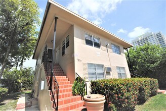 7836 NE Bayshore Ct in Miami, FL - Building Photo - Building Photo