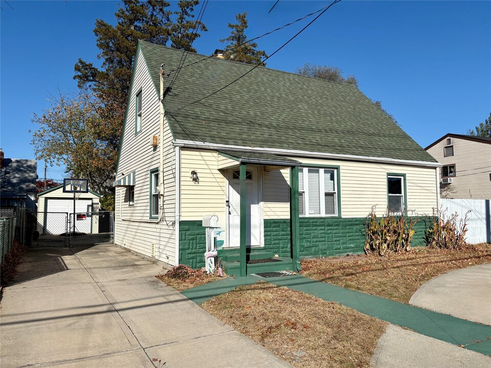 92 Wood Ln in Valley Stream, NY - Building Photo