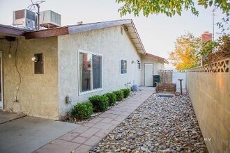 1129 W Benson Ave in Ridgecrest, CA - Foto de edificio - Building Photo