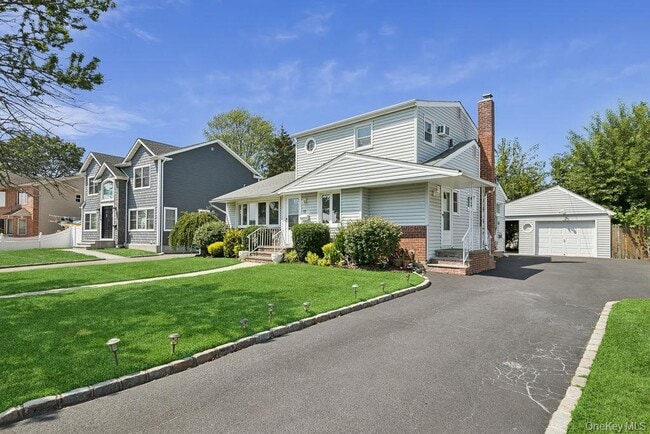 17 Columbia Rd in Hicksville, NY - Building Photo - Building Photo