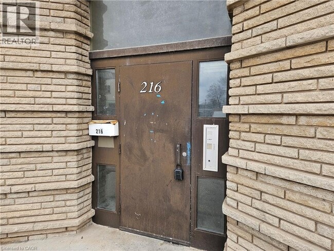 216 Parkdale Ave N in Hamilton, ON - Building Photo - Building Photo