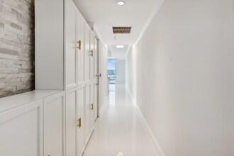 185 SW 7th St in Miami, FL - Building Photo - Building Photo