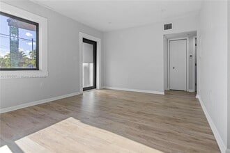 2353 SW 31st Ave, Unit 2351 in Miami, FL - Foto de edificio - Building Photo