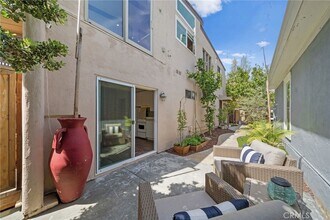 215 Monterey Dr, Unit Studio in Laguna Beach, CA - Building Photo - Building Photo