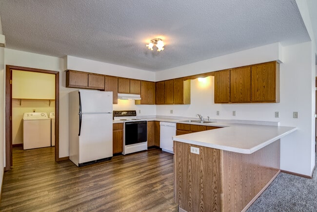 13203 39th Ave N in Lake Hallie, WI - Foto de edificio - Building Photo