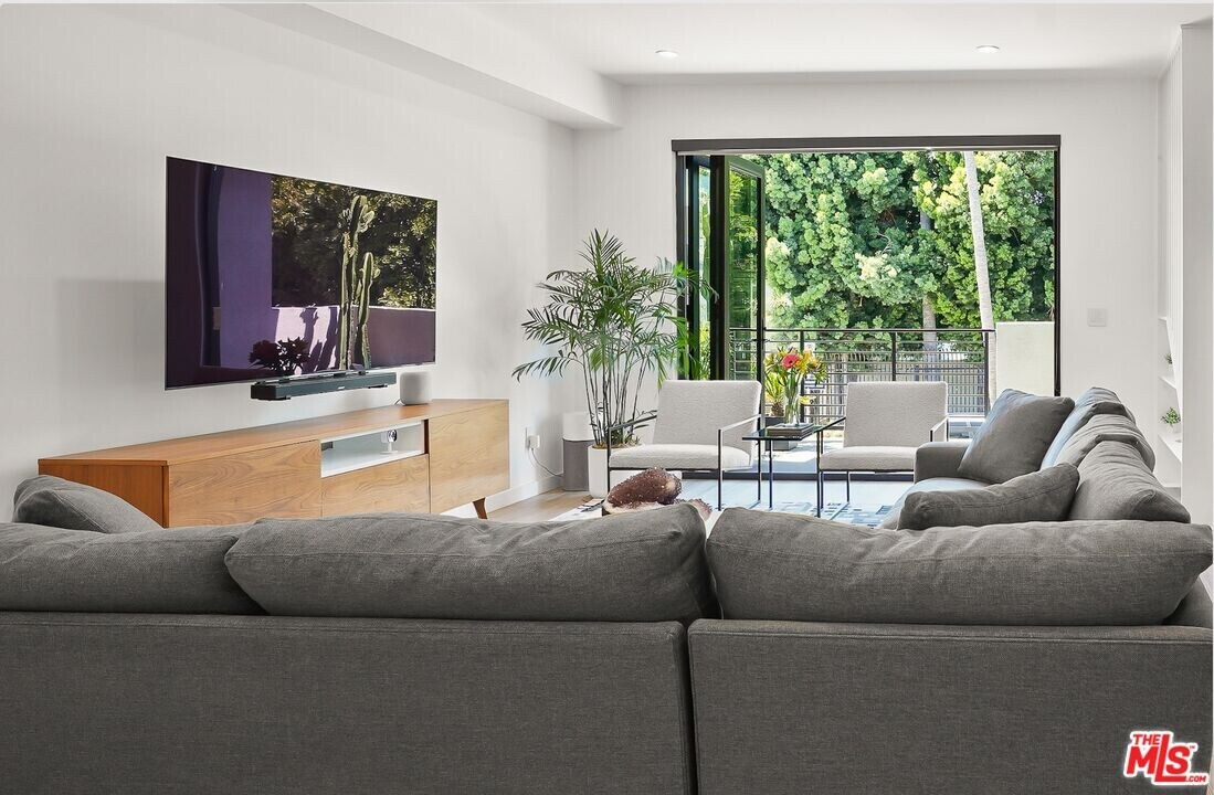 926 N Ridgewood Pl in Los Angeles, CA - Building Photo